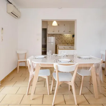 Location * La Londe-les-Maures