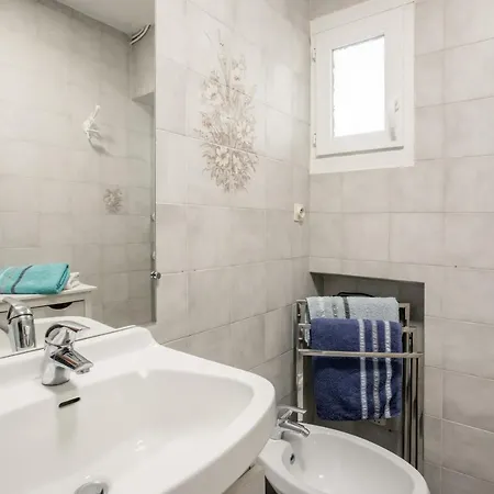 Location * La Londe-les-Maures